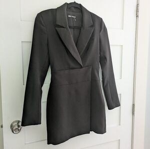 Zara Black Blazer with Notched Lapel and Tailored Fit